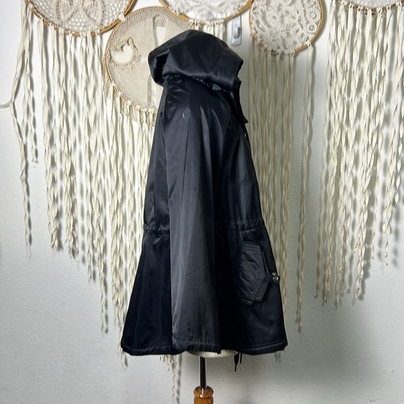 Lululemon Black Waterproof Poncho Cape in Size M/L - Picture 4 of 16